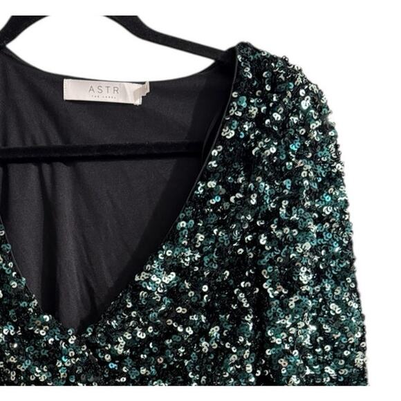 ASTR The Label Nix Sequin V-Neck Green Crop Top Blouse Long Sleeve Bling Sz M - Picture 7 of 10